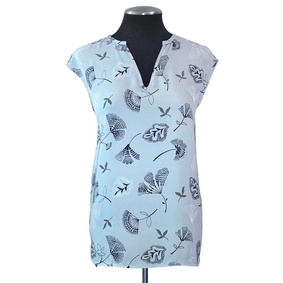 Chelsea28 - Leaf Print Pleat Back Cap Sleeve Pullover Top – Small - Picture 2 of 9